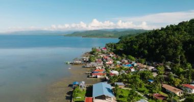 Tropikal adanın kıyısındaki balıkçı köylerinin hava manzarası. Mindanao, Filipinler.