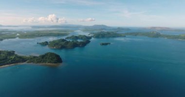 Tropik adaların ve mavi denizin havadan görünüşü. Mindanao, Filipinler. Deniz Burnu.