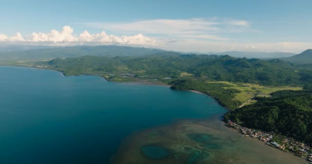 Αερομεταφερόμενη Θέα Της Τροπικής Νήσου Καταγάλανη Θάλασσα Καθαρός Ουρανός Και — Αρχείο Βίντεο