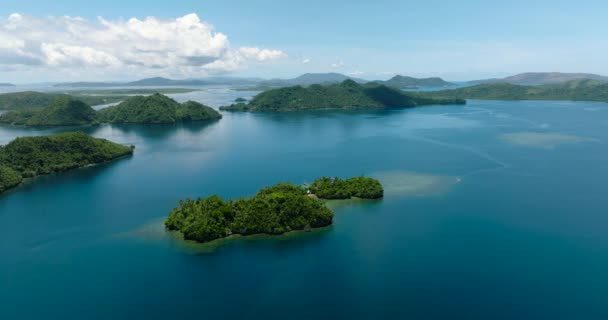 Tropikal Adaların Mavi Denizin Güzel Manzarası Mavi Gökyüzü Bulutlar Mindanao — Stok video