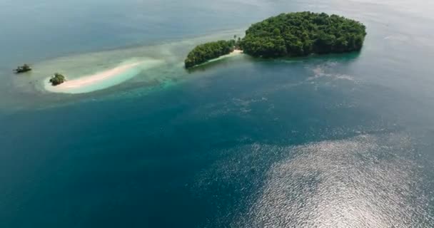 Вид Воздуха Тропический Остров Песчаным Пляжем Синим Морем Остров Миллари — стоковое видео