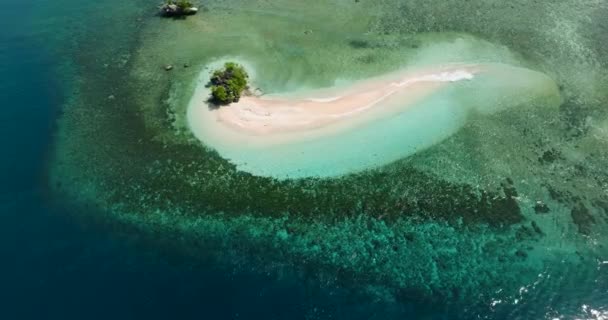 美丽的沙滩和绿松石水环礁 米拉里岛菲律宾棉兰老岛 夏季和旅行概念 — 图库视频影像