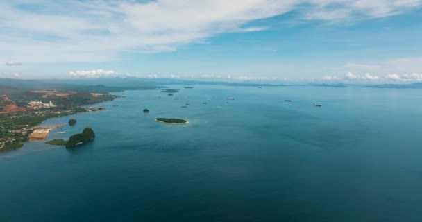 Isla Tropical Con Costa Con Pequeño Puerto Mar Azul Cielo — Vídeos de Stock