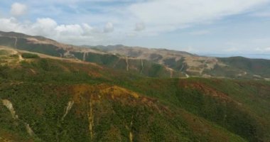 Dağ ilinde açık nikel madenciliği. Mindanao, Filipinler.