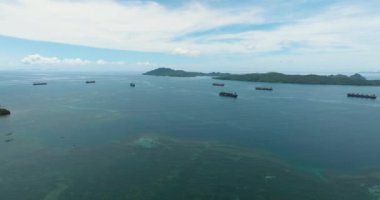 Mercan resifleri ve turkuaz su denizde ve ticaret gemisinde. Mindanao, Filipinler.