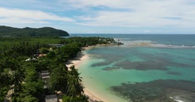 Açık mavi gökyüzü ve bulutların altında güzel dağ ormanları olan Tropikal Ada 'nın üst manzarası. Mindanao, Filipinler.