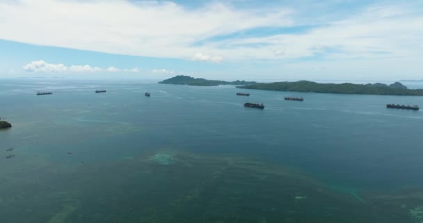 海と商船のサンゴ礁とターコイズブルーの水 フィリピンのミンダナオ島 — ストック動画