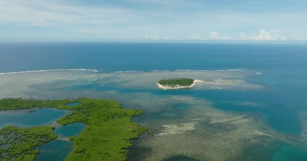 Türkiz Tengervíz Korallzátonyokkal Trópusi Szigeten Hullámok Kék Felhők Alatt Mindanao — Stock videók