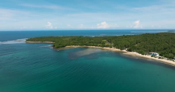 热带岛屿海岸线上美丽的白色沙滩 珊瑚和绿松石水 菲律宾棉兰老岛 旅行概念 — 图库视频影像