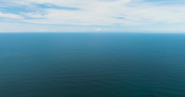 Vista Aérea Del Hermoso Mar Azul Profundo Con Olas Cielo — Vídeos de Stock
