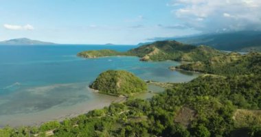 Uyuyan dinozor formasyonunda tropik bir ada. Mindanao, Filipinler. Yaz ve seyahat konsepti.
