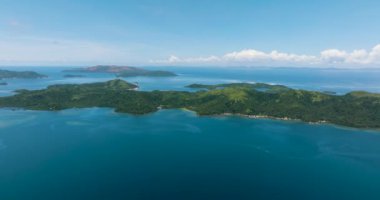 Tropikal adanın sahil şeridinin yukarısından bak. Mavi su ve gökyüzü manzarası, seyahat konsepti. Mindanao, Filipinler.