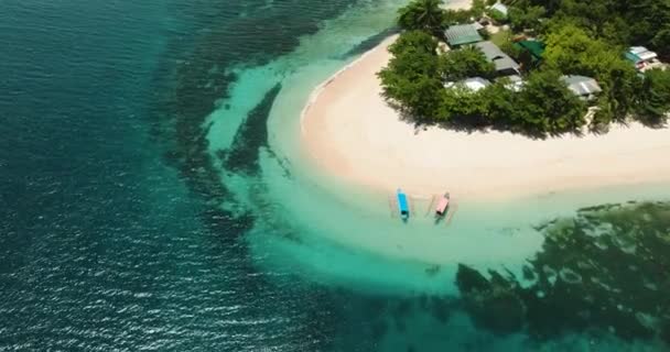 모래사장에는 청록색 둘러싼 아름다운 파도들 필리핀 민다나오 — 비디오