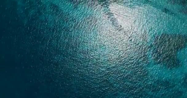 Mer Bleu Profond Avec Lumière Soleil Reflètent Eau Les Coraux — Video