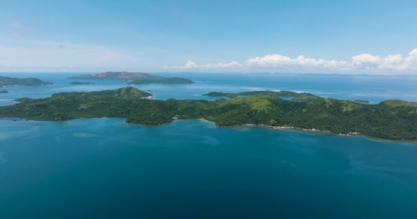 熱帯の島の家の海岸線の上からの眺め 青い水と空の風景 旅行のコンセプト フィリピンのミンダナオ島 — ストック動画
