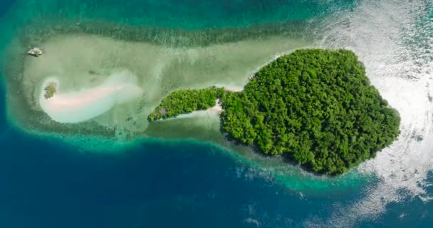 热带岛屿的空中景观 沙洲海滩 海浪和绿松石水环礁 米拉里岛菲律宾棉兰老岛 夏季和旅行概念 — 图库视频影像