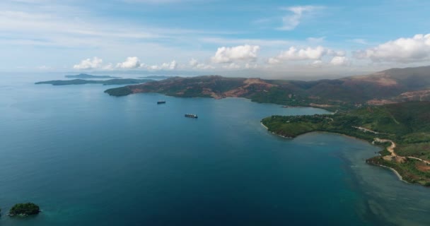 Trópusi Sziget Tengerparttal Teherhajóval Kék Tengerben Kék Felhők Mindanao Fülöp — Stock videók