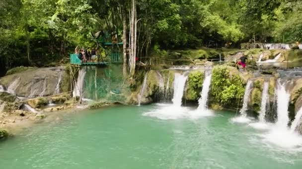 Siquijor Philippinen Februar Ein Mann Genießt Die Seilschaukel Diesen Wasserfall — Stockvideo