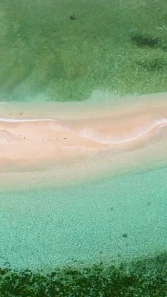 波とターコイズブルーの水の環礁と美しい砂州のビーチのトップビュー ミラリ島 フィリピンのミンダナオ島 垂直表示 — ストック動画