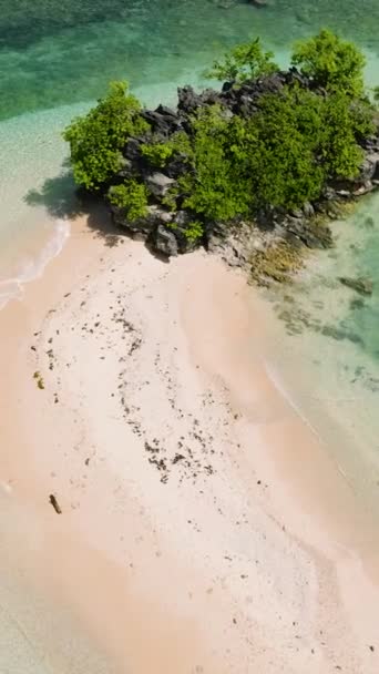 청록색 바닷물에 파도가 아름다운 모래톱에 필리핀 민다나오 여행의 수직적 — 비디오