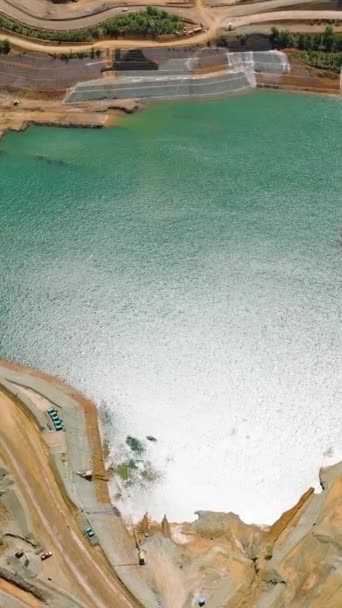 Солнечный Свет Отражается Зеленоватой Воде Загрязненном Озере Добычи Никеля Минданао — стоковое видео