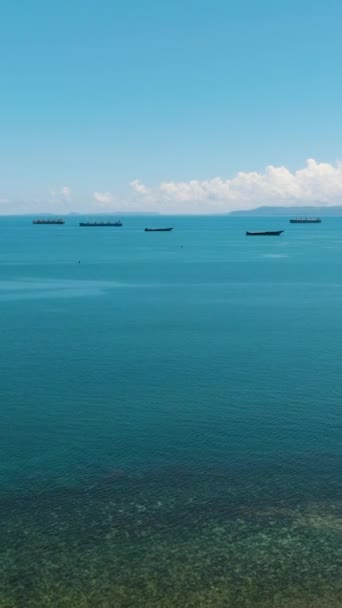 Modré Moře Nákladem Obchodní Lodí Modrá Obloha Mraky Mindanao Filipíny — Stock video