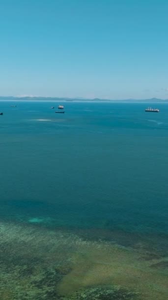 Hava Deniz Burnu Mavi Deniz Bulutlu Gökyüzü Deniz Yüzeyinde Tekneler — Stok video
