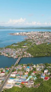 Evleri ve küçük binaları olan güzel sahil şehri. Surigao, Filipinler. Mindanao. Dikey görünüm.