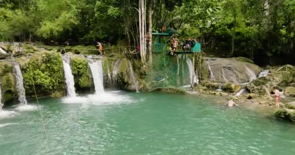 Siquijor Philippinen Februar Der Mann Hat Spaß Dabei Diesen Wasserfall — Stockvideo