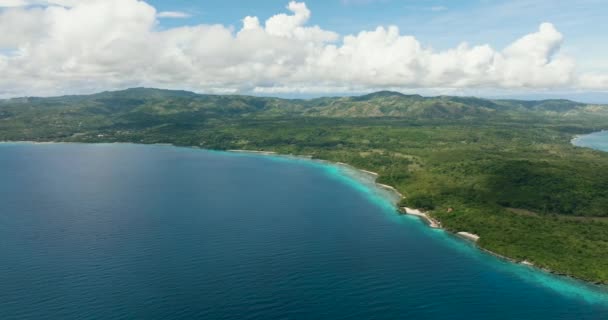 海の上に雲と美しい青空の空中ビュー 自然の構成 フィリピンのシキホール — ストック動画