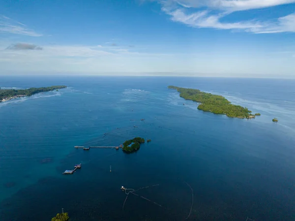 Концепция Путешествий Flying Beautiful Small Tropical Island Морской Пейзаж — стоковое фото