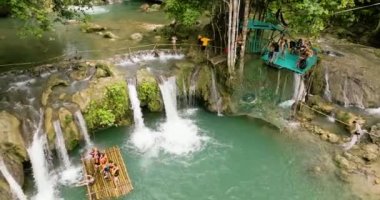 Siquijor, Filipinler - 12 Şubat: Bu güzel doğal havuzda oynayan ve eğlenen turistler. Siquijor, Filipinler.