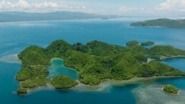 Tropik adanın içindeki göl. Tinago Adası. Mindanao, Filipinler. Hava aracı görünümü: Seyahat kavramı.