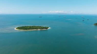 Beyaz kumlu plajı olan tropik bir ada. Mindanao, Filipinler.