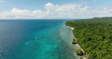 Çarpıcı mavi deniz ve bulutlu gökyüzü. Yaz ve seyahat tatili konsepti. Siquijor Adası. Filipinler.