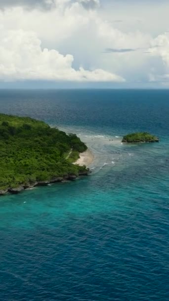 Volare Sopra Bellissima Isola Tropicale Con Una Piccola Isola Vicino — Video Stock