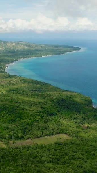 静かで深い青い海に囲まれた壮大な島の空中ショット フィリピンのシキホール — ストック動画