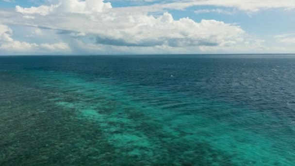 Όμορφος Γαλάζιος Ωκεανός Κύματα Και Μπλε Ουρανό Σύννεφα Siquijor Φιλιππίνες — Αρχείο Βίντεο
