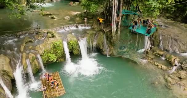Siquijor Philippinen Februar Die Touristen Die Auf Diesem Wunderschönen Naturpool — Stockvideo