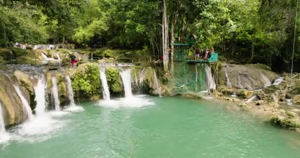 Siquijor Filipinas Fevereiro Homem Aproveita Faz Corda Balançar Nesta Cachoeira — Vídeo de Stock