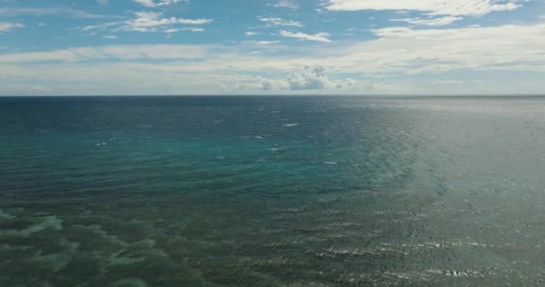 Mooie Witte Wolken Blauwe Lucht Boven Kalme Zee Rustige Zee — Stockvideo