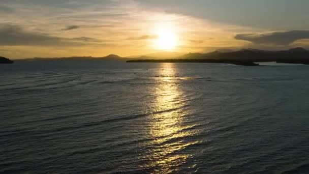 美しい夕日と熱帯の島を飛んでいます フィリピンのミンダナオ島 — ストック動画