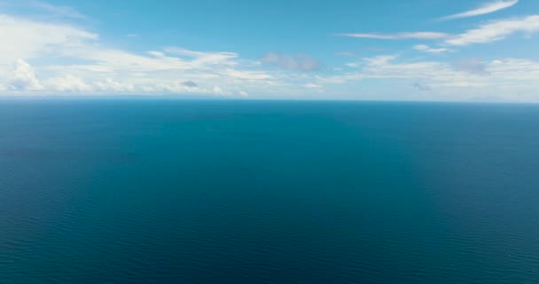 Vista Aérea Del Hermoso Mar Azul Profundo Con Olas Cielo — Vídeo de stock