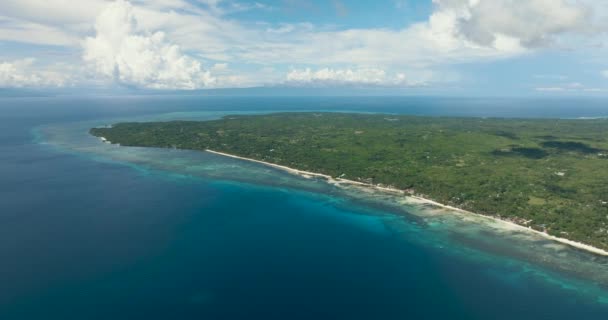Θαλάσσιο Τοπίο Όμορφη Παραλία Και Τροπικό Νησί Και Γαλάζιο Ουρανό — Αρχείο Βίντεο