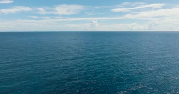 Létající Nad Hlubokým Modrým Mořem Vlnami Obloha Mraky Mořská Pláň — Stock video