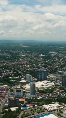 Evleri ve nehirleri olan Davao City 'de hava araştırması. Mindanao, Filipinler. Dikey görünüm.