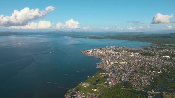 Binaları Evleri Olan Surigao Şehrinin Havadan Görünüşü Mavi Deniz Körfezi — Stok video
