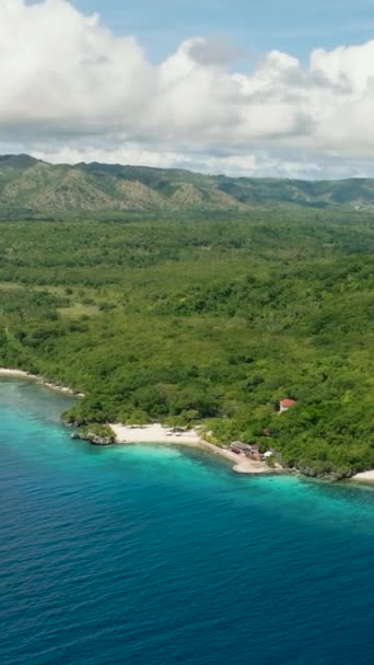 澄んだ青い空の下で光沢のある白いビーチと海岸 楽園の島の上を飛ぶ フィリピンのシキホール — ストック動画