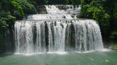 Tinuy an Falls 'daki şelaleye yaklaşan insanların insansız hava aracı görüntüsü. Bislig, Surigao del Sur. Mindanao, Filipinler.