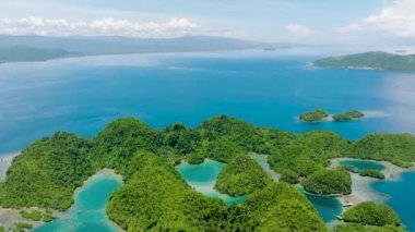 Gölcüklü adaların tropik manzarası. Turkuaz su ve derin mavi deniz ufuk çizgisinin altında. Mindanao, Filipinler.